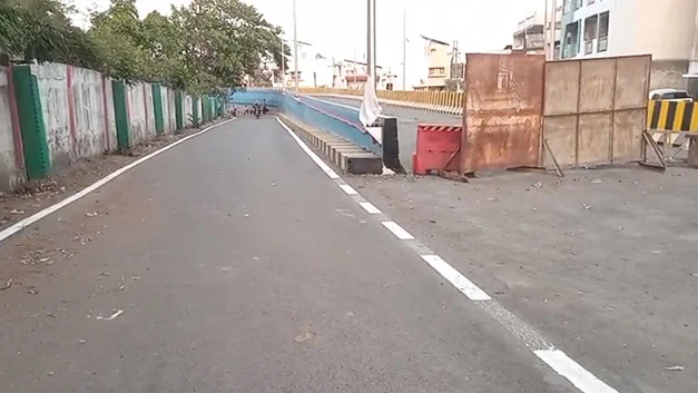 Gas Shortage Across The State Exposes Shocking Rule Violation In Bardoli 1 Bardoli contractors using domestic gas cylinders illegal road work gujarat