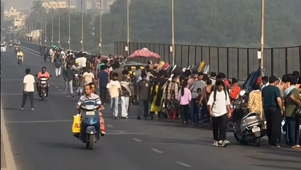 Surat Sunday Market Chaos: Encroachment Takes Over Tapi Bridge Surat sunday market chaos