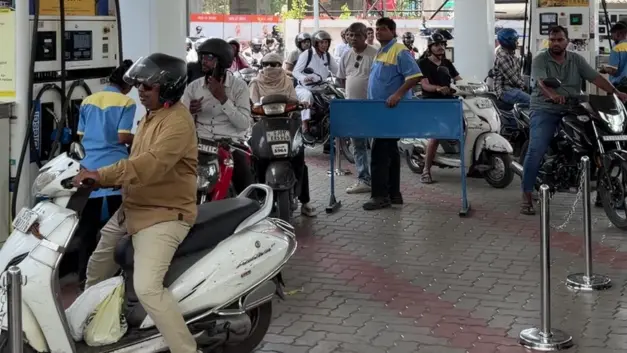 Surat Fuel Crisis: “No Petrol” Boards Spark Panic Buying Amid Supply Delays Surat fuel crisis