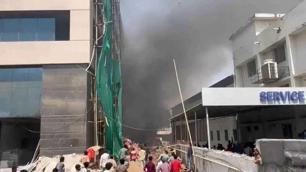Vadodara Massive Fire Near Khiskoli Circle Hits Hospital Site Vadodara massive fire near khiskoli circle hits hospital site