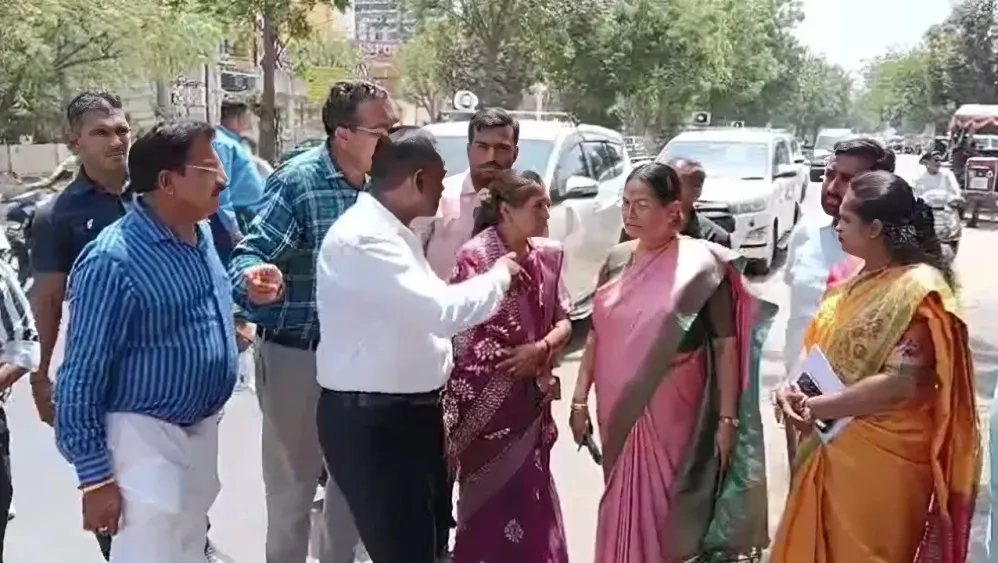 Vadodara Mayor Geetaben Makwana Begins Pre-Monsoon Drive Vadodara mayor geetaben makwana