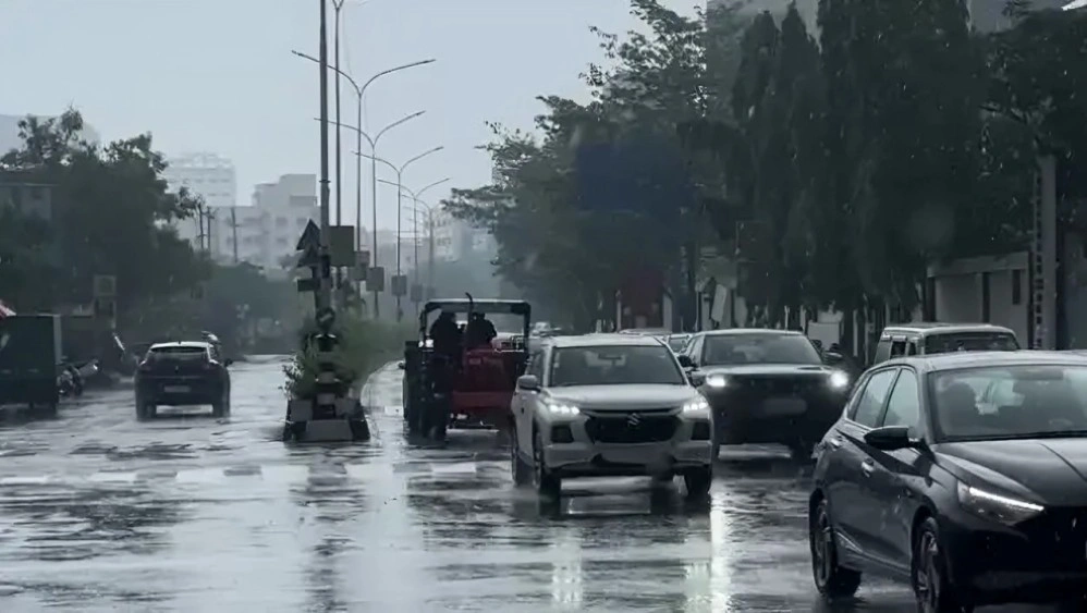 Surat On High Alert As Heavy Rain Warning Issued; Fire Department And Ndrf Teams Deployed Across City Surat on high alert as heavy rain warning issued for next seven days
