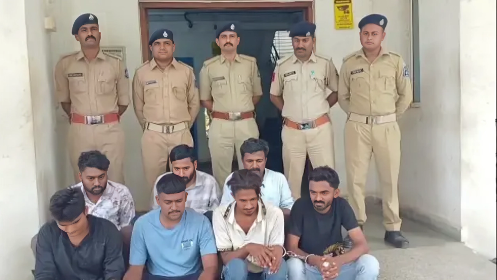 Valsad Police Crack ₹9 Lakh Pardi Burglary, Arrest 7 Members Of Notorious Tapeli Gang Valsad police crack ₹9 lakh pardi burglary - arrest tapeli gang
