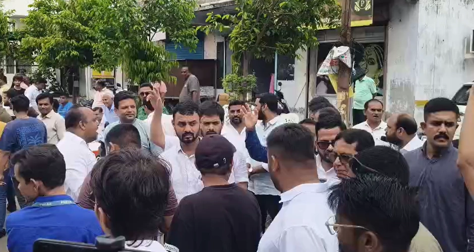 Clash Erupts Between Bjp And Congress Workers Outside Polling Booth During Vadodara Manjalpur By-Election Manjalpur by-election bjp and congress clash