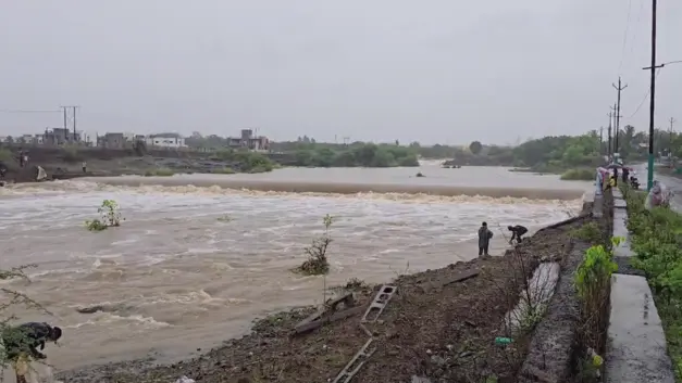 Vanki River In Valsad Overflows As Heavy Rain Continues, 32 Roads Closed Daman administration on alert as imd forecasts heavy rain; signal no. 3 hoisted along coast