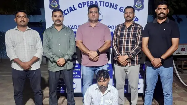 Vadodara Sog Seizes Heroin And Poppy Husk Worth ₹20.91 Lakh, One Arrested Vadodara sog seizes heroin and poppy husk worth ₹20. 91 lakh, one arrested