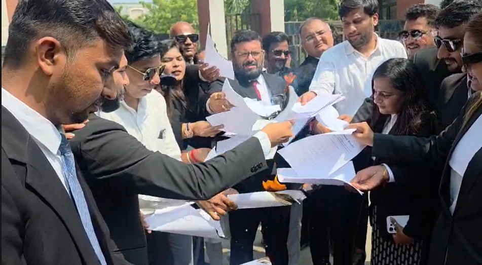Vadodara Lawyers Intensify Protest Against Rent Act 2026 As Strike Continues For Sixth Day Vadodara lawyers intensify protest against rent act 2026 as strike continues for sixth day