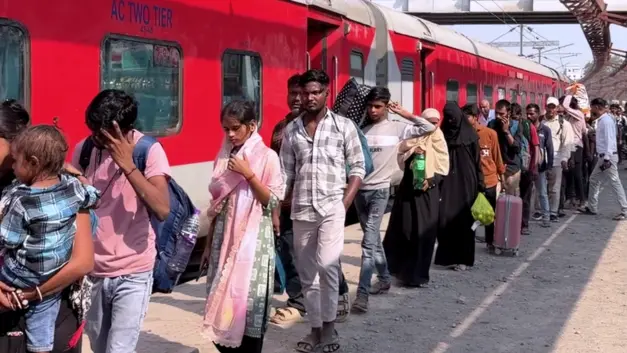 Migrant Workers Queue At Surat Udhna Station As ‘Gaon Chalo’ Trend Draws Attention Migrant workers queue at surat udhna station as ‘gaon chalo’ trend draws attention
